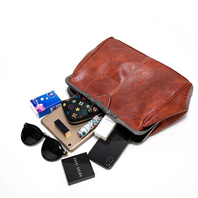 Мила - Безвременска винтаге торба са елегантном копчом