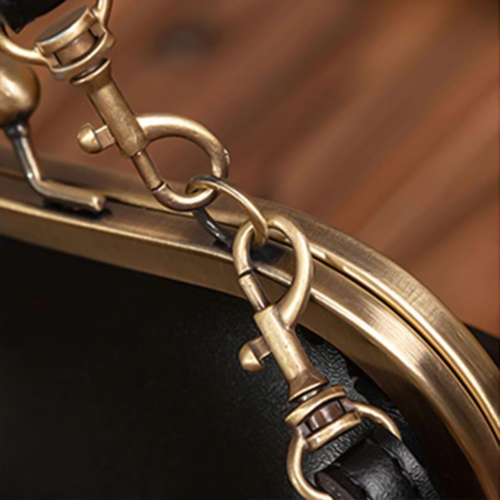 Винтиџ Kiss-Lock торба – неопходан модни детаљ у ретро стилу