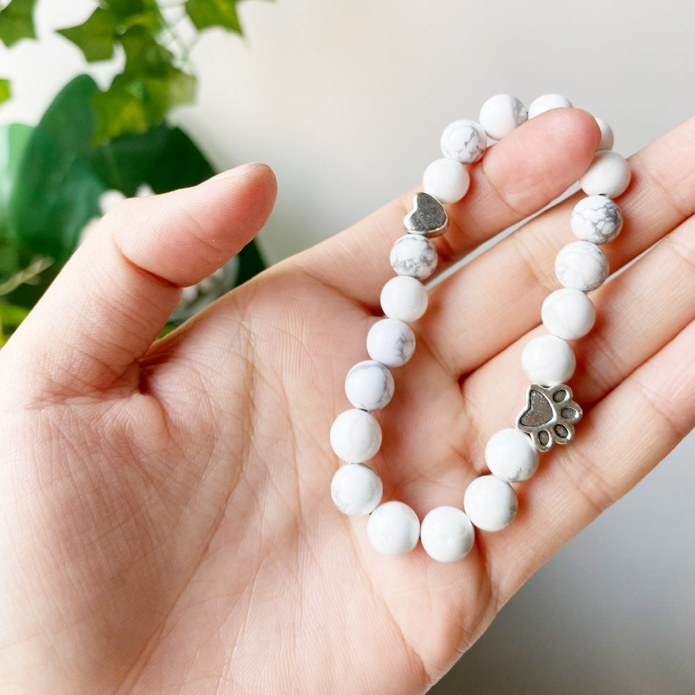 Наруквица од природног драгог камења са привеском шапа и срце – ручно израђен дизајн