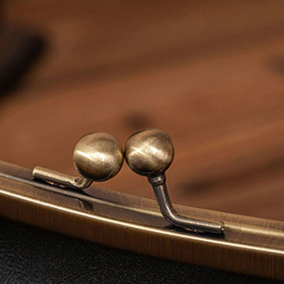 Винтиџ Kiss-Lock торба – неопходан модни детаљ у ретро стилу