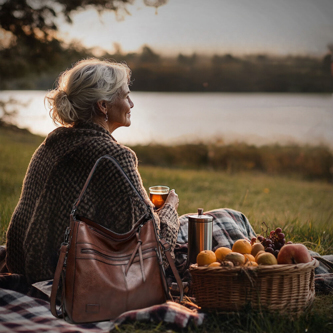 Лила - раскошна торба са безвременским дизајном