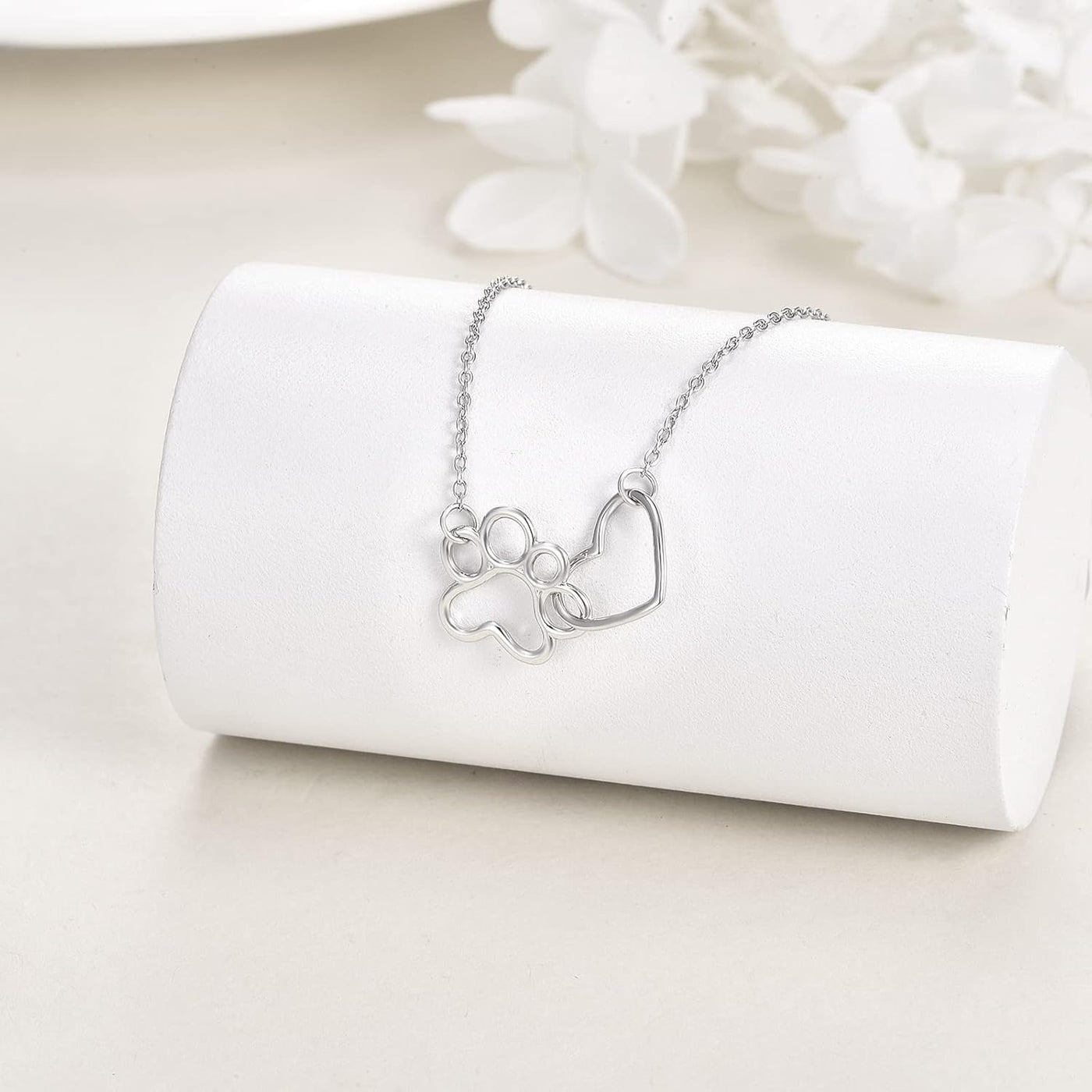 Сребрна огрлица са отиском шапе – привезак са кристалима срца