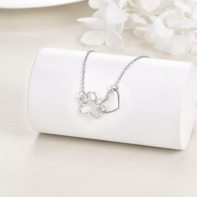 Сребрна огрлица са отиском шапе – привезак са кристалима срца