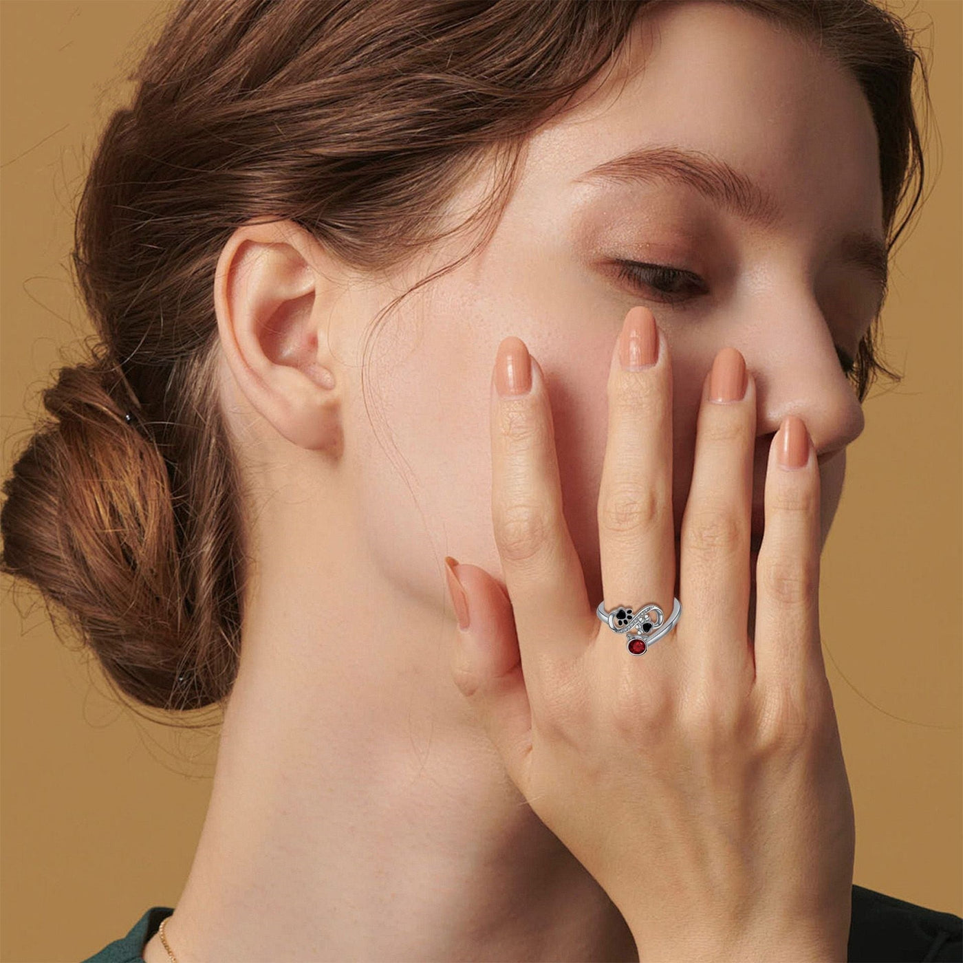 Црни прстен са подесивим отиском шапе и црвеним драгим каменом