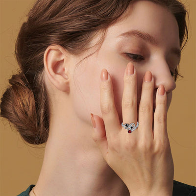 Црни прстен са подесивим отиском шапе и црвеним драгим каменом