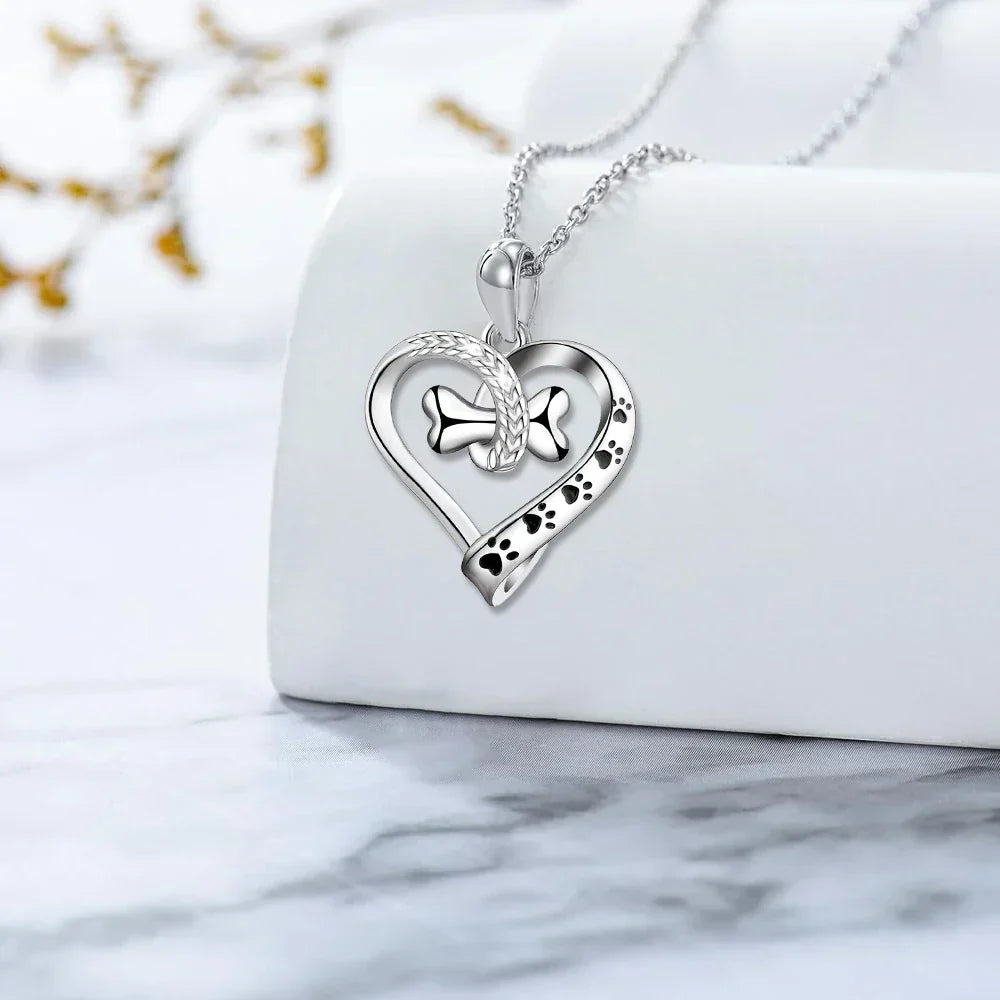 Комплет накита од 2 дела са привесцима у облику шапе, срца и костију