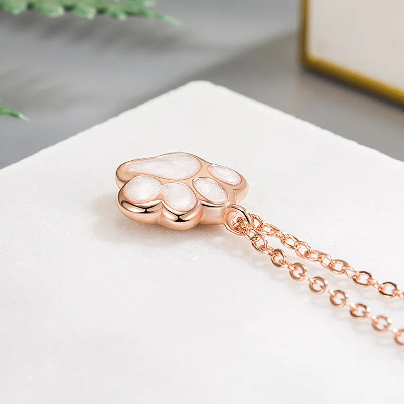 Огрлица са привеском за шапу