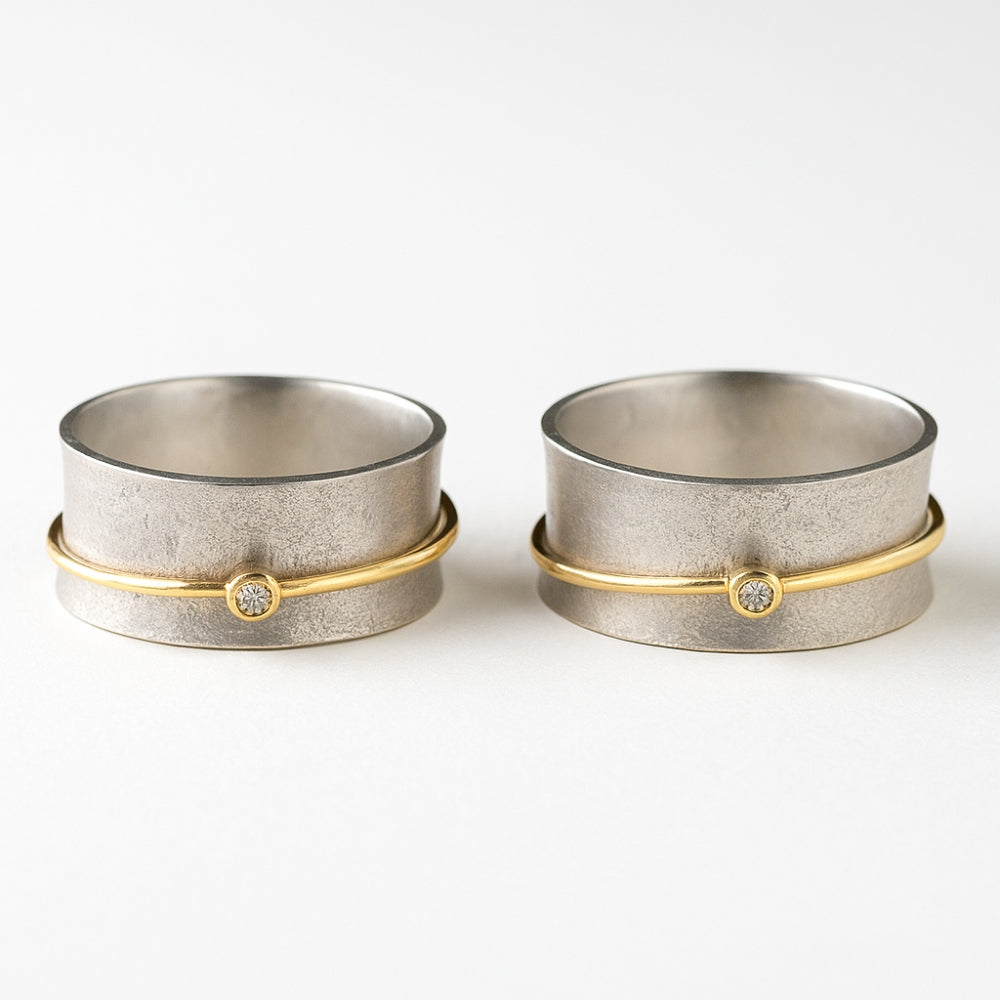 Сребрни прстен са златним линијом и цирконијем 