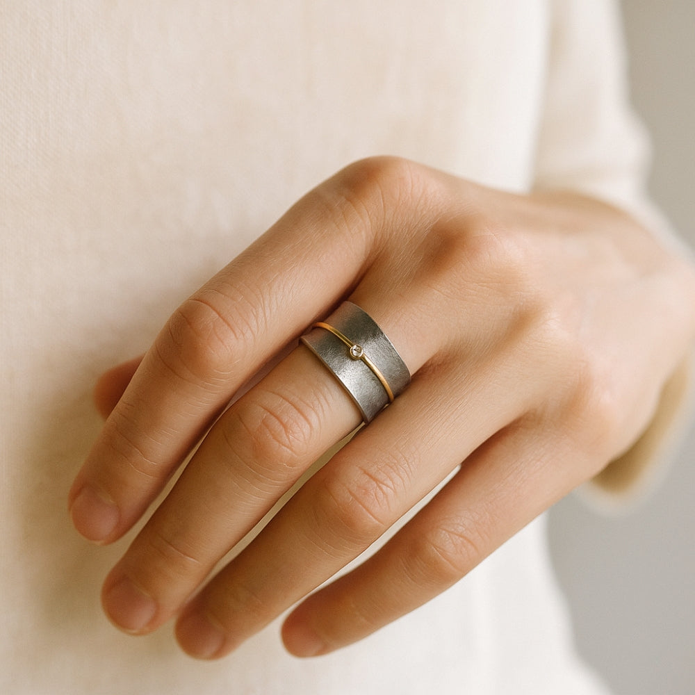 Сребрни прстен са златним линијом и цирконијем 