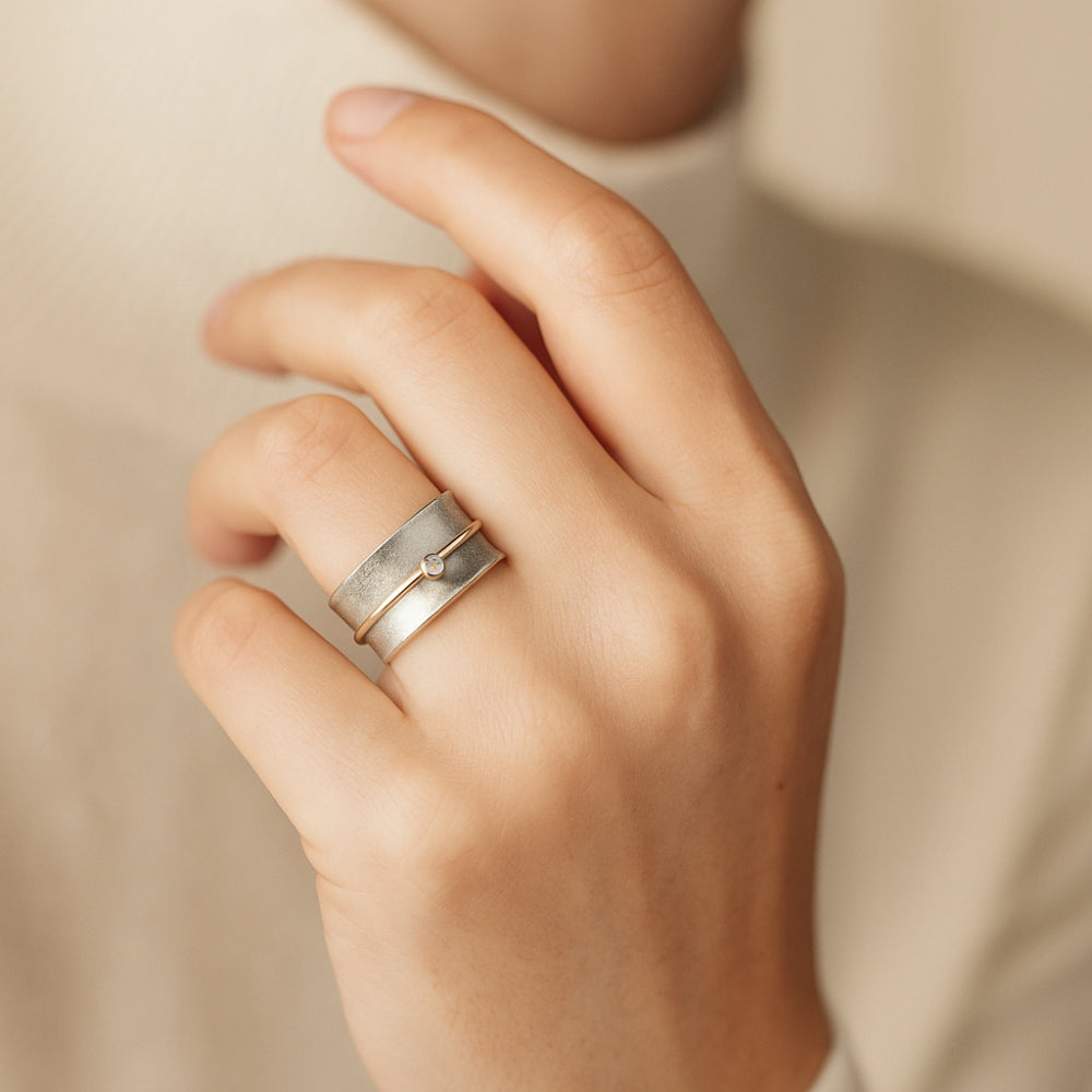 Сребрни прстен са златним линијом и цирконијем 