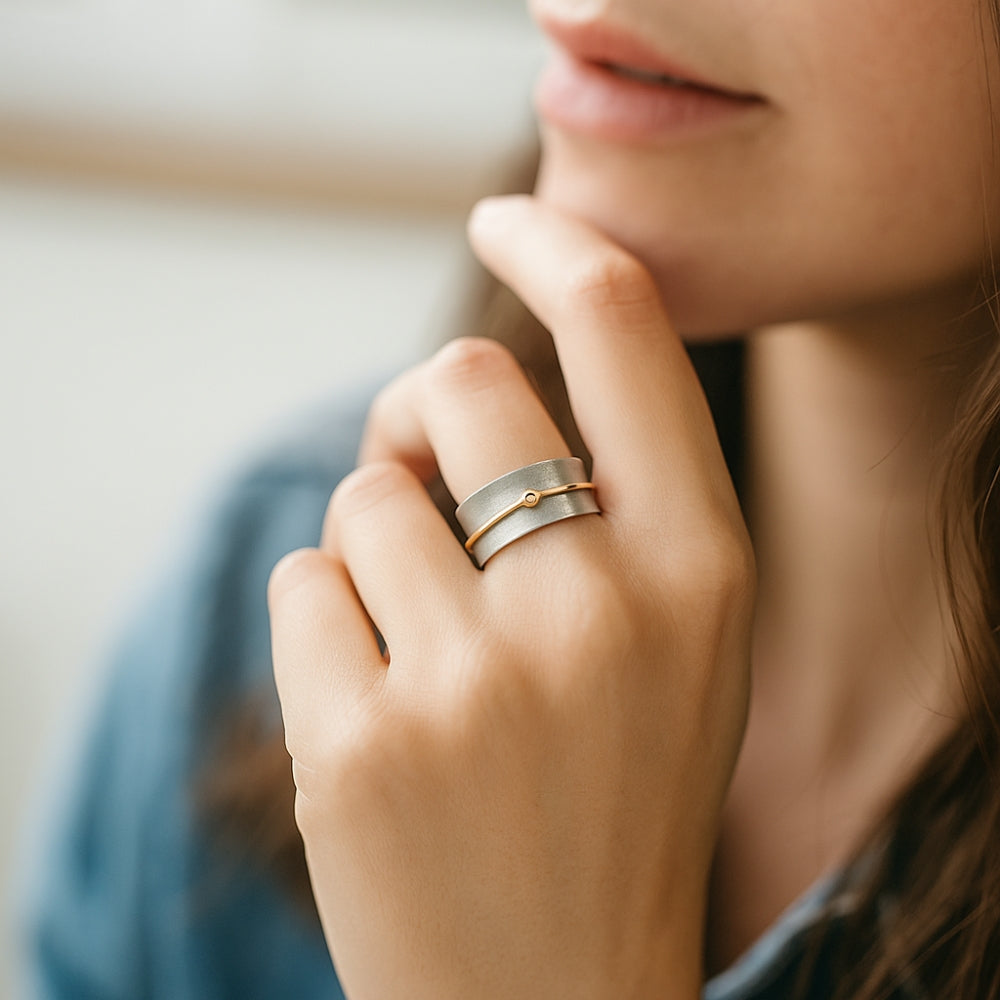 Сребрни прстен са златним линијом и цирконијем 