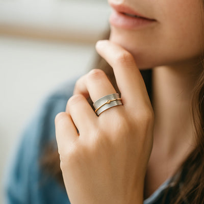 Сребрни прстен са златним линијом и цирконијем 