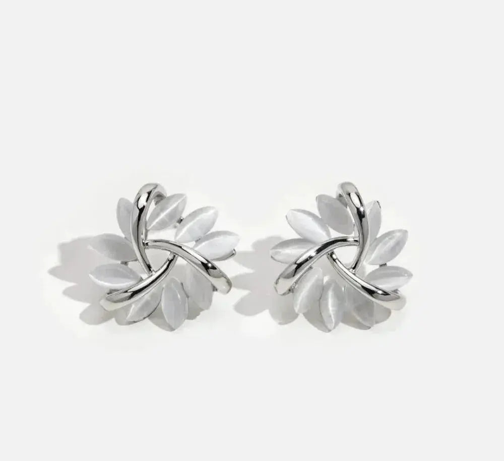 Елегантне и изврсне минђуше са округлим латицама опала у златној боји