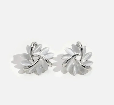 Елегантне и изврсне минђуше са округлим латицама опала у златној боји