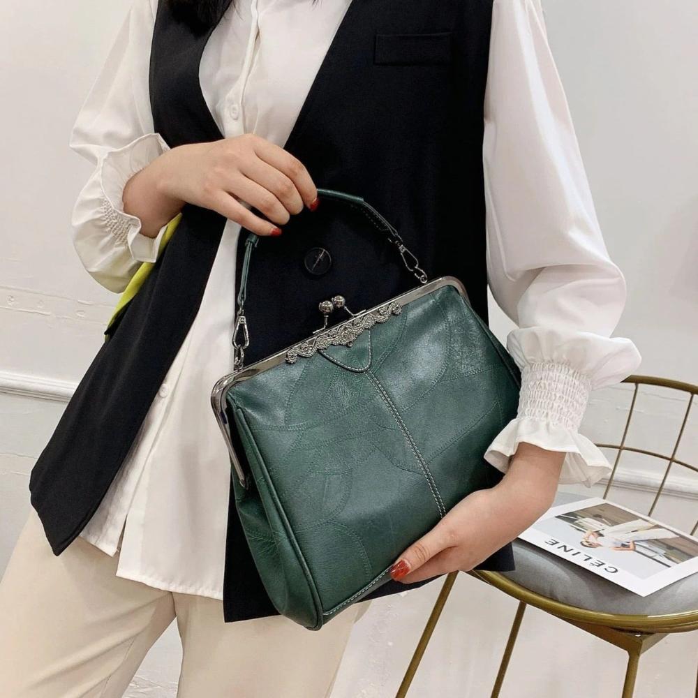 Мила - Безвременска винтаге торба са елегантном копчом