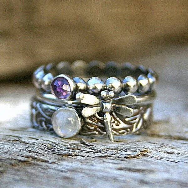 Винтаж прстен са љубичастим цирконијем и вилин коњић 