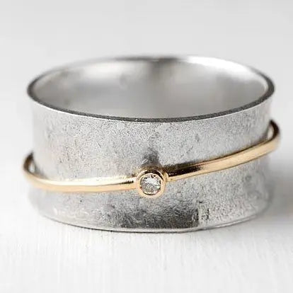 Сребрни прстен са златним линијом и цирконијем 