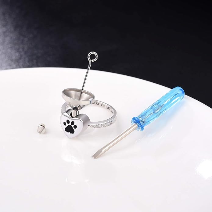 Прстен за урну са отиском шапе и срцем љубави – Накит за кремацију кућних љубимаца